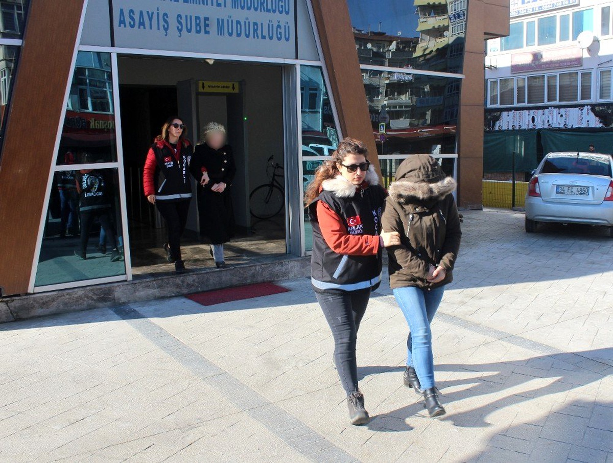 Kocaeli\'deki fuhuş operasyonunda 2 tutuklama