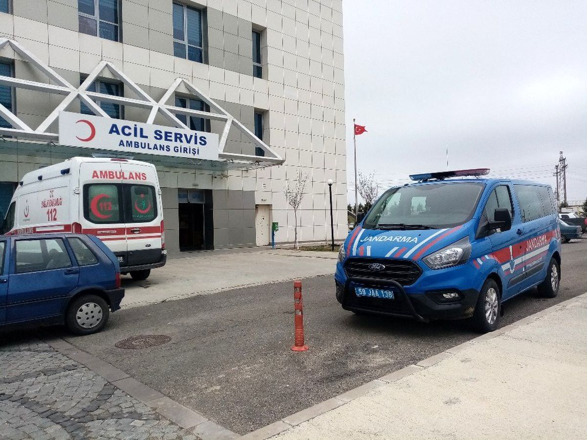 Kurtarmaya çalıştığı kamyon ile traktör arasında kaldı