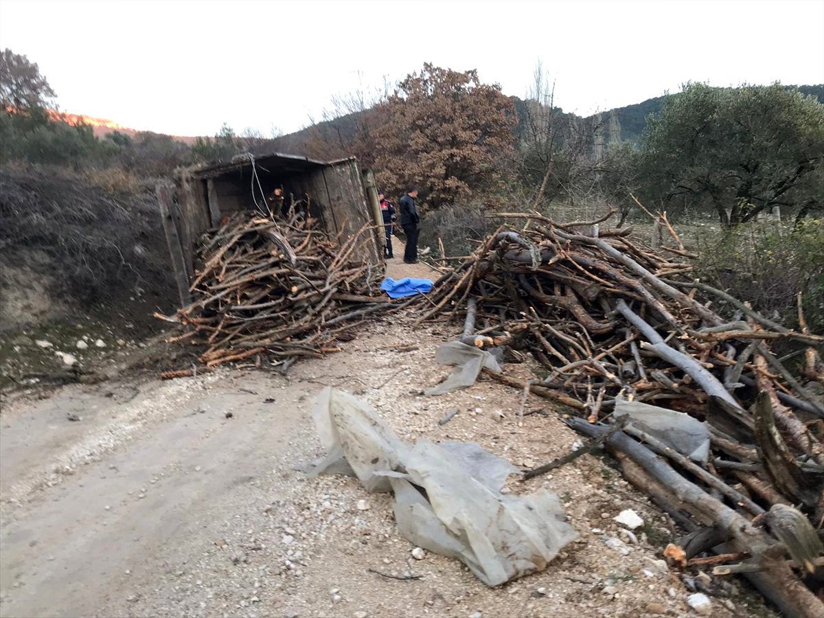 Manisa\'da devrilen kamyonetin altına kalan kadın öldü