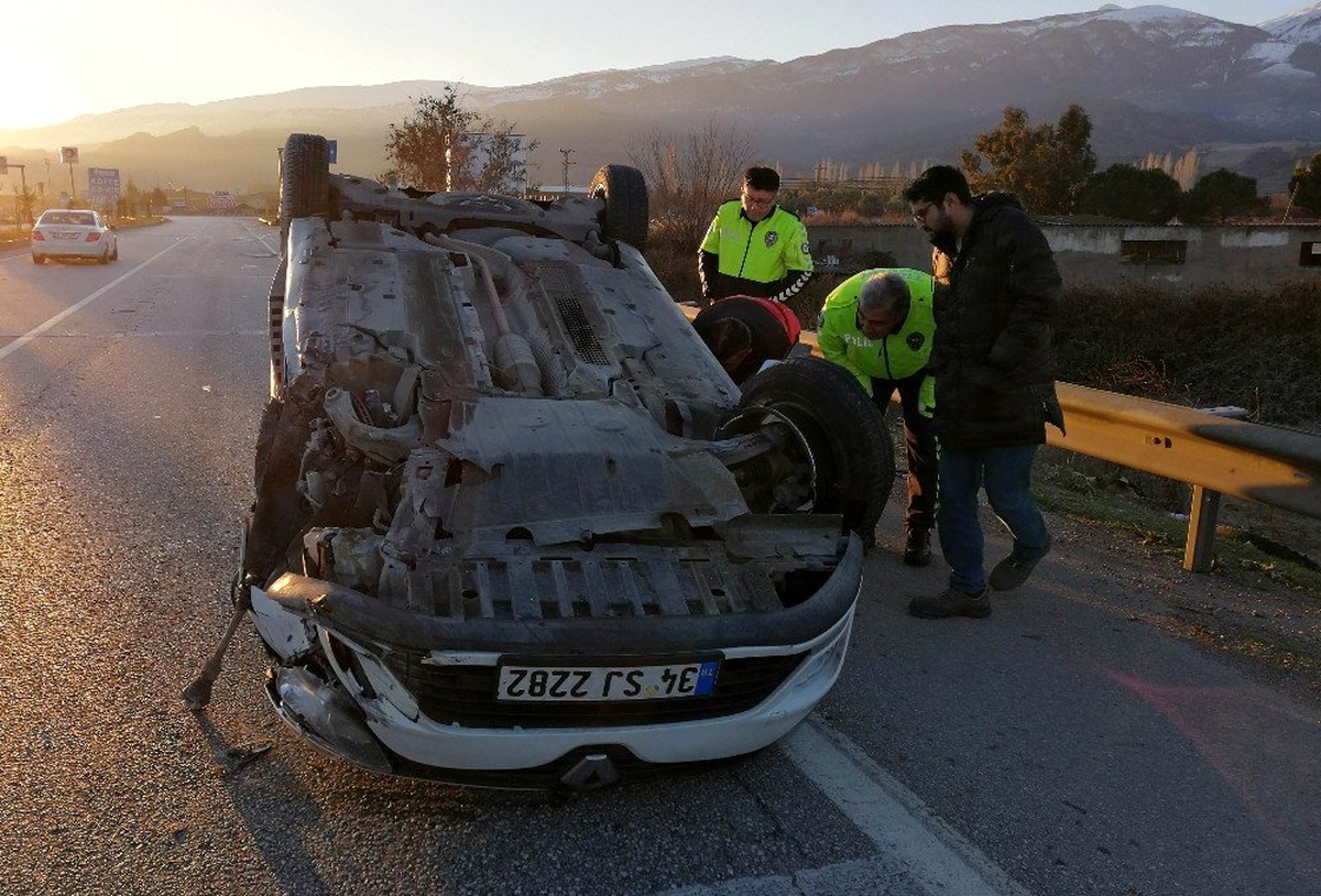 Manisa\'da otomobil karşı şeride geçip takla attı: 1 yaralı
