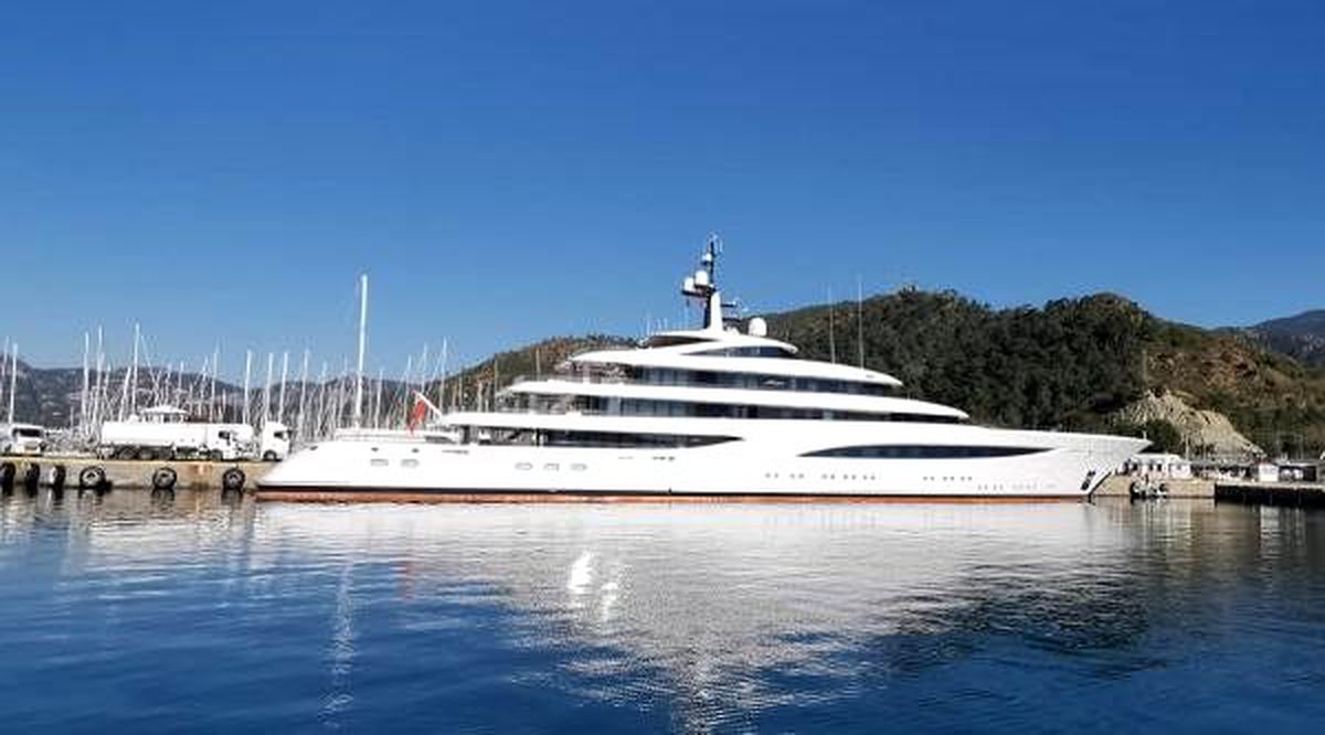 Marmaris\'e demir atan mega yat için 200 bin litre akaryakıt alındı