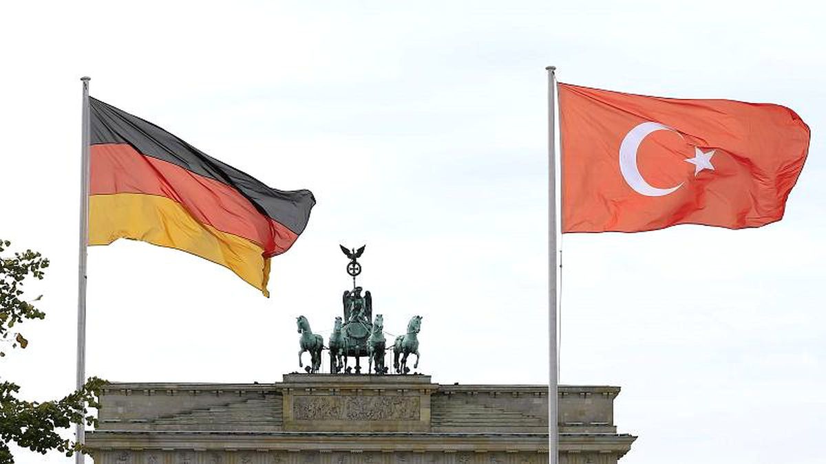 Merkel\'in iktidar ortağı Almanya\'da Türk okuluna karşı: \'Erdoğan okullarını istemiyoruz\'