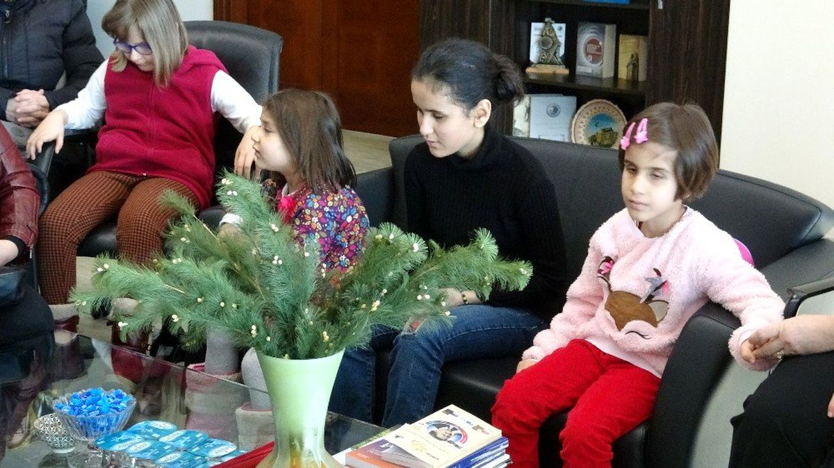 Minik öğrenciler harçlıklarını biriktirip görme engellilere beyaz baston aldılar