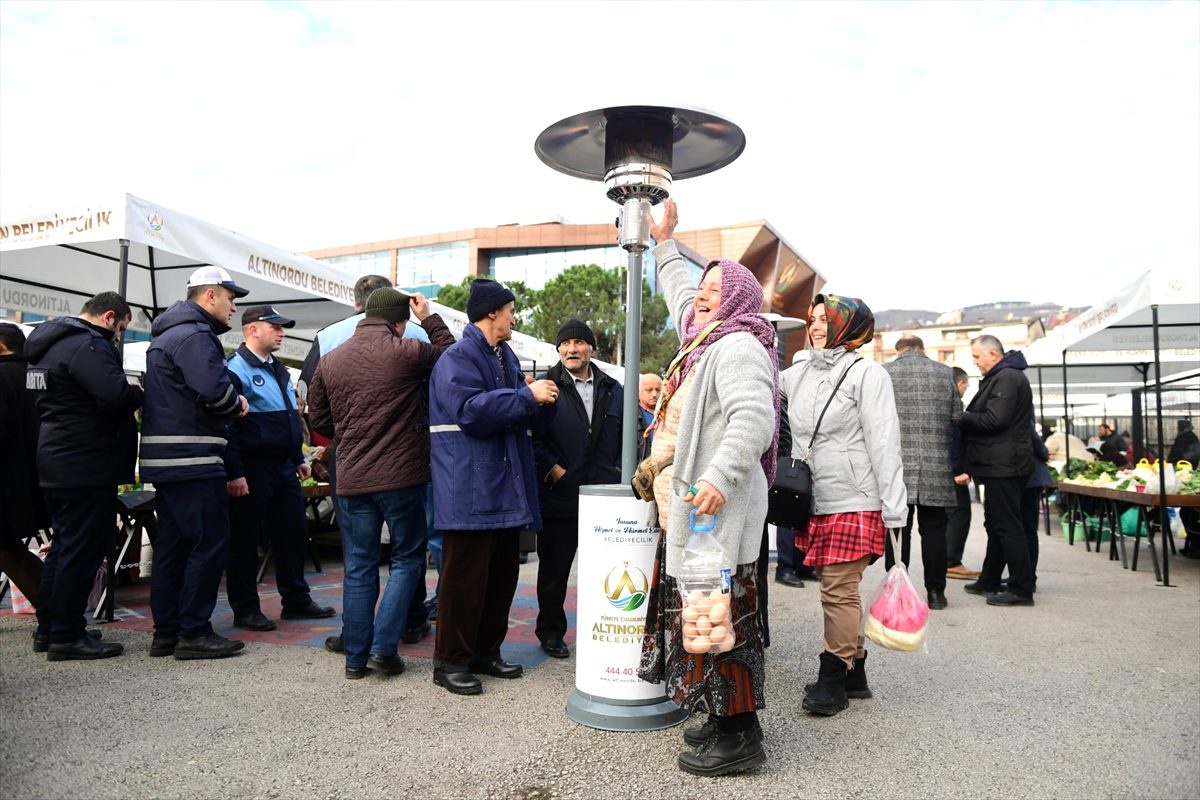 Ordu\'daki halk pazarında ısıtıcı hizmeti