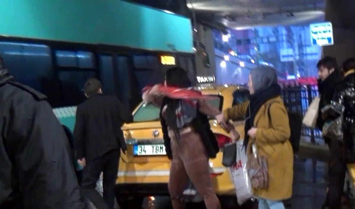 (Özel) Taksim\'de taksici ile kadın turistin şemsiye ve tekmeli kavgası kamerada