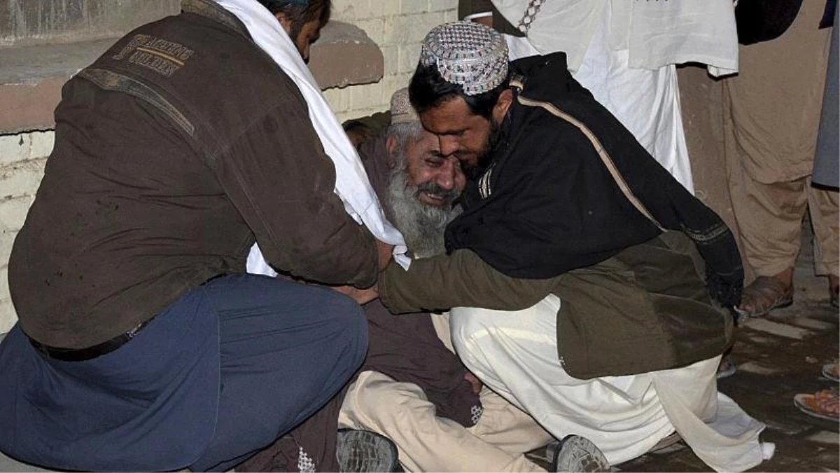 Pakistan\'da camide namaz sırasında intihar saldırısı: En az 15 ölü 19 yaralı