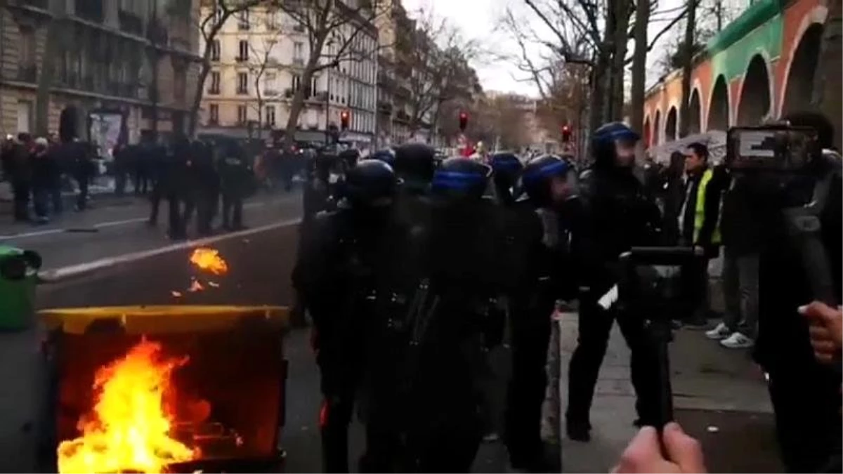 Paris\'te protestolar şiddete dönüştü, hükümet emeklilik yaşı için geri adım attı