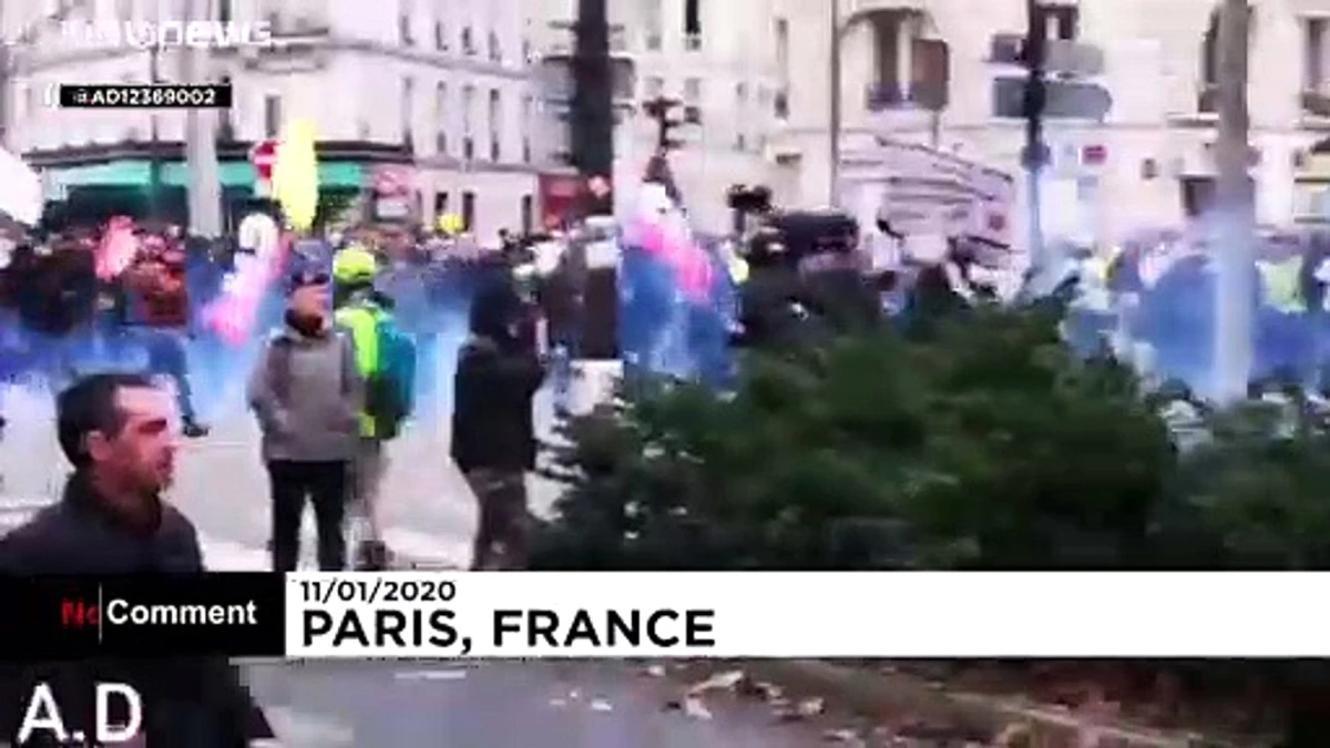 Paris\'te protestolar şiddete dönüştü, hükümet emeklilik yaşı için geri adım attı