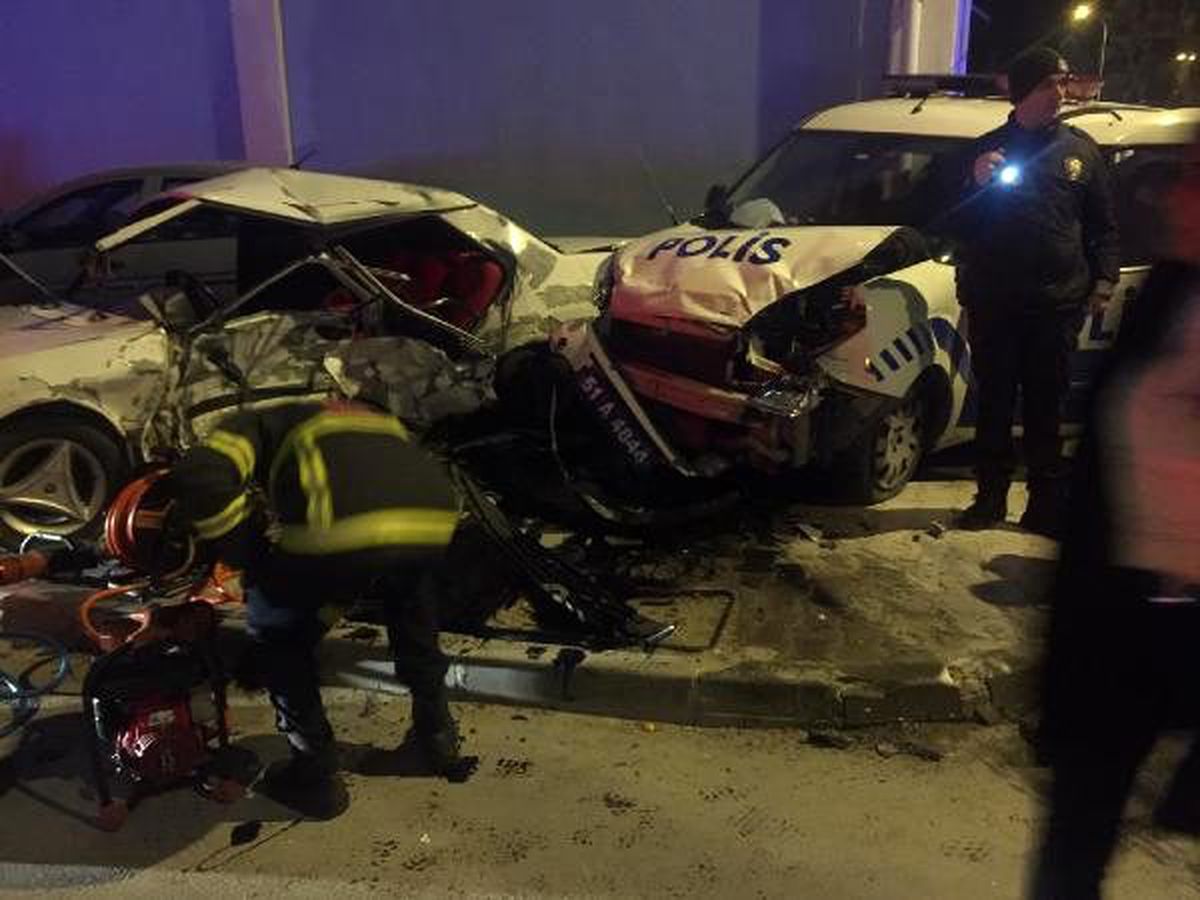 Polis aracı ile çarpışan şüpheli otomobildeki 3 kişi yaralandı
