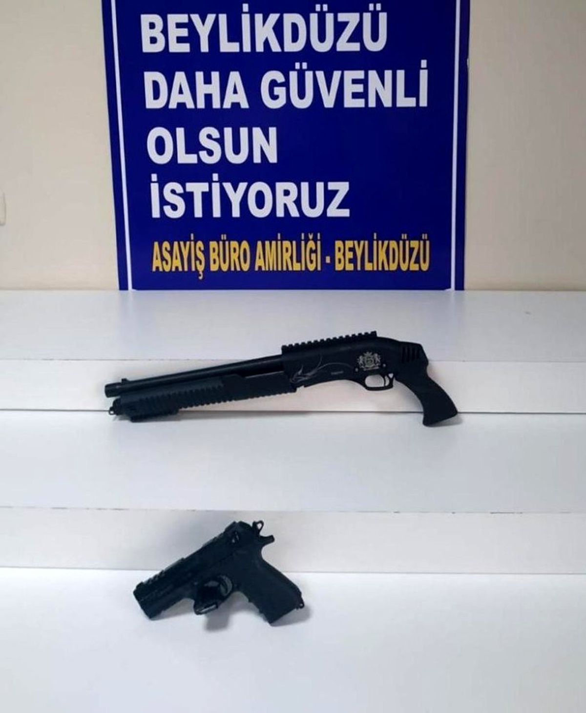 Polisin şüphelendiği araçta 4 farklı silah bulundu