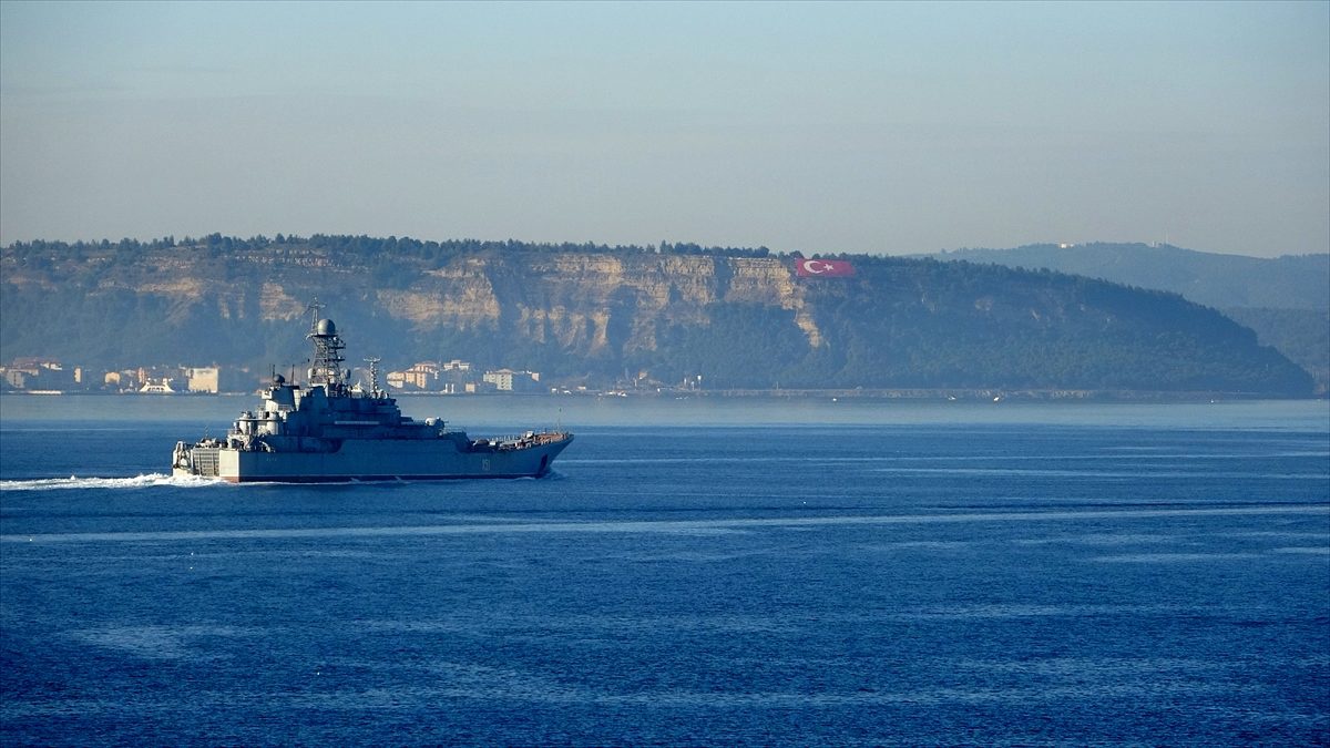 Rus askeri gemisi Çanakkale Boğazı\'ndan geçti