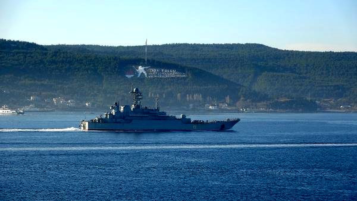 Rus savaş gemisi Azov, Çanakkale Boğazı\'ndan geçti