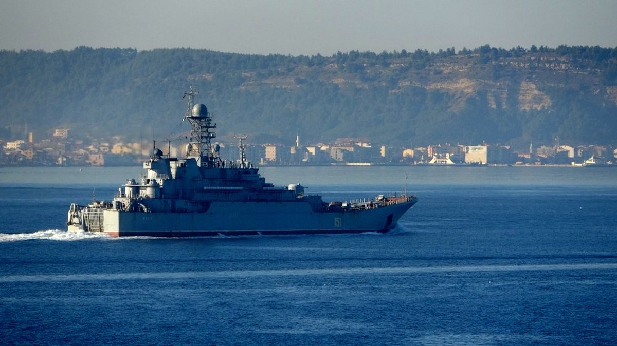 Rus savaş gemisi Çanakkale Boğazı\'nda geçti