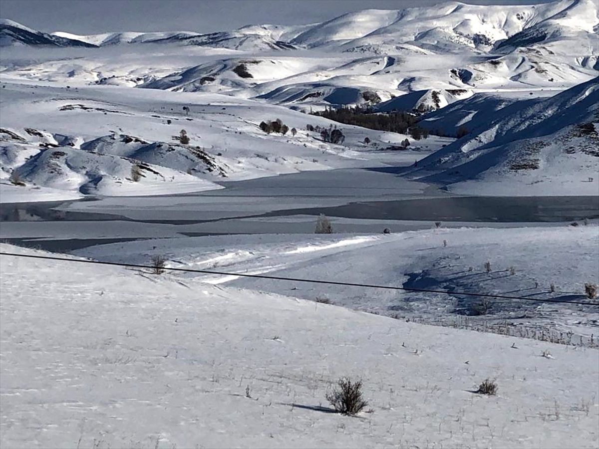 Sivas\'ta, Kızılırmak\'ın bazı bölümlerinin yüzeyi buz tuttu