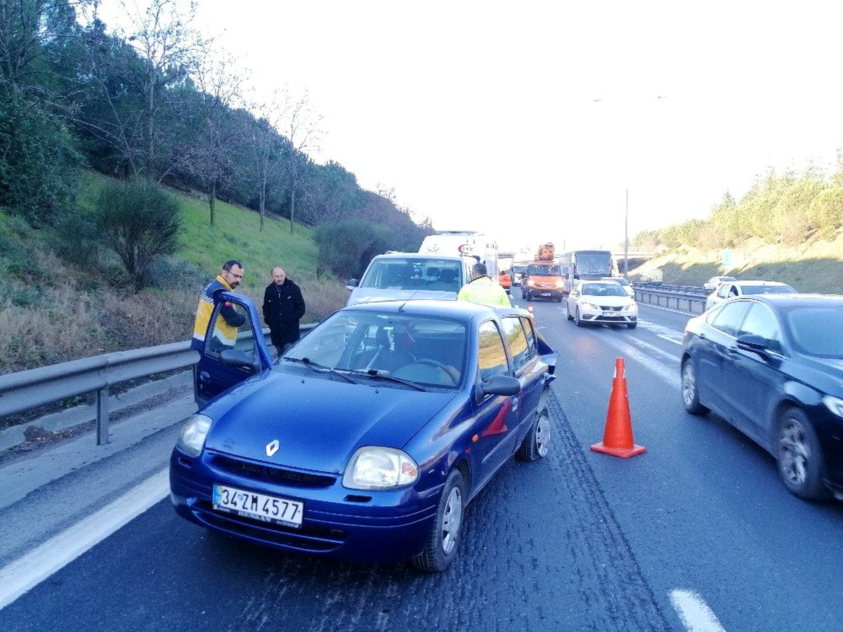 TEM\'de minibüs otomobile çarptı: 1\'i çocuk 3 yaralı