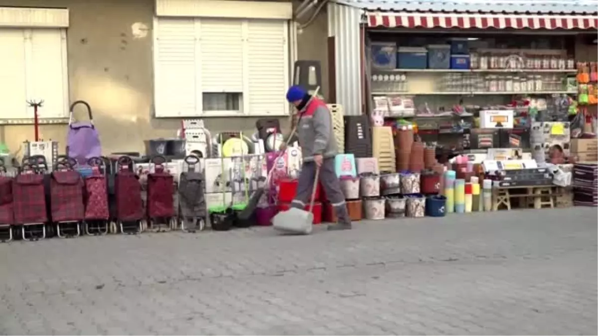 Temizlik işçisi bulduğu para dolu cüzdanı polise teslim etti