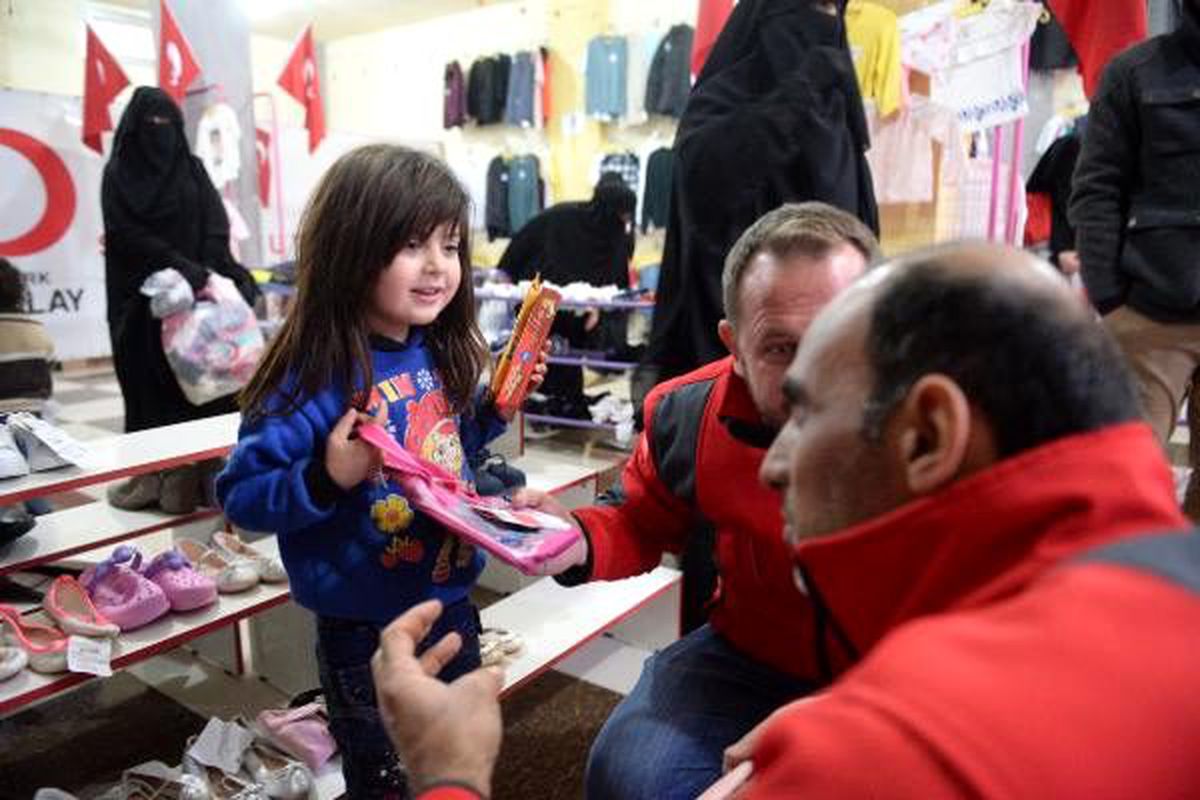 Türk Kızılayı, savaş mağduru 1 milyon sivili giydirdi
