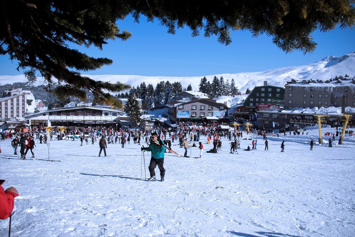 Uludağ\'da ziyaretçiler güneşli havada karın tadını çıkardı