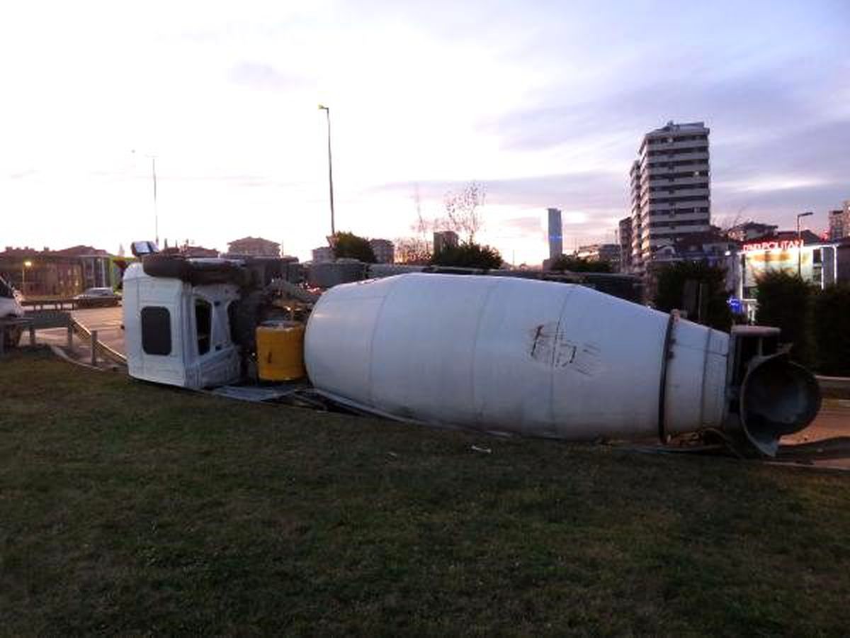 Ümraniye\'de beton mikseri devrildi