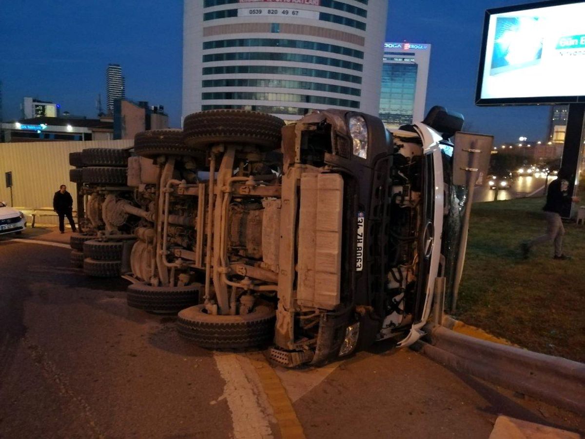 Ümraniye\'de beton mikseri yola devrildi