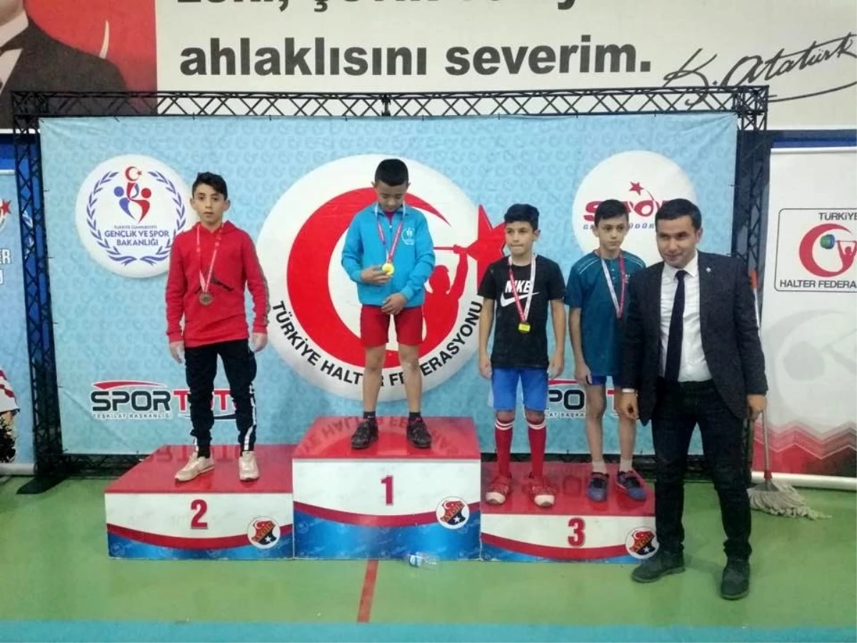 Uşaklı öğrenci \'Halter Şampiyonası\'nda\' Türkiye 2. oldu