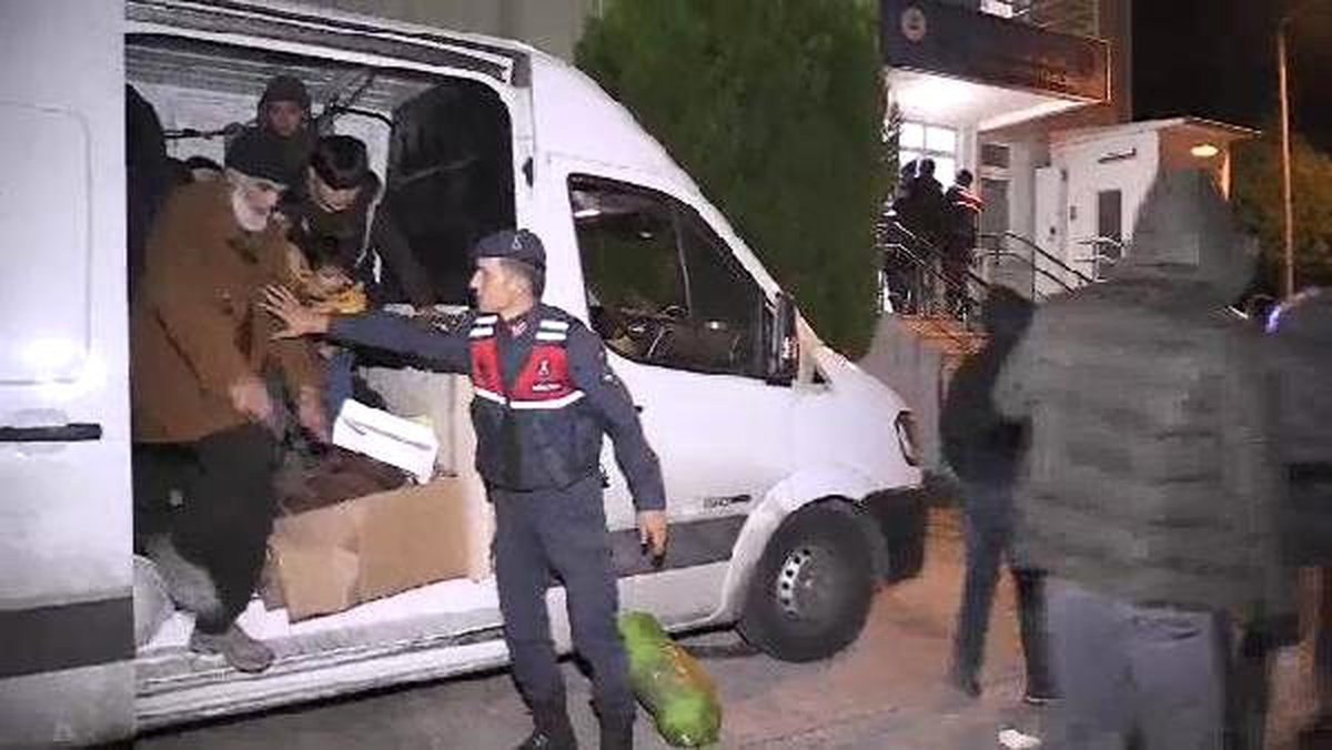 Yalova\'da minibüsten 48 kaçak göçmen çıktı