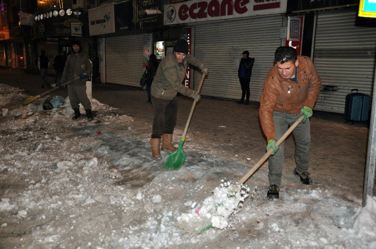 Yüksekova\'da belediyesinin gece mesaisi