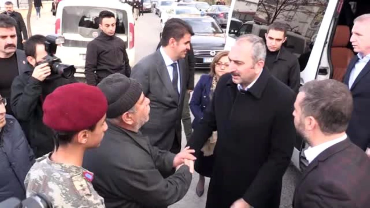 Adalet Bakanı Gül\'den şehit Uzman Çavuş Erol Yanık\'ın ailesine taziye ziyareti