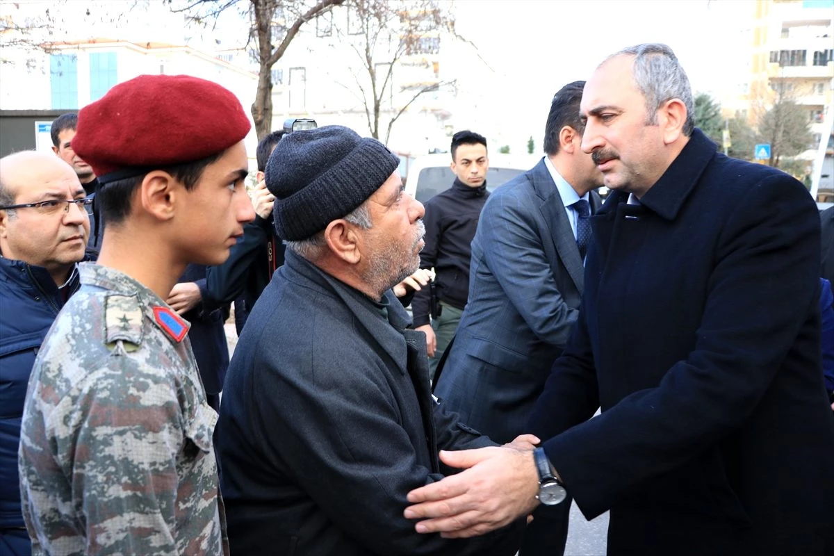 Adalet Bakanı Gül\'den şehit Uzman Çavuş Yanık\'ın ailesine taziye ziyareti