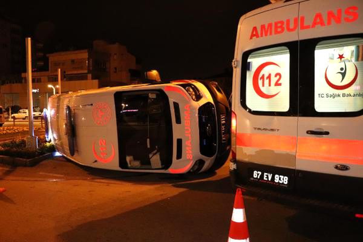 Ambulans ile otomobil çarpıştı: 2 yaralı