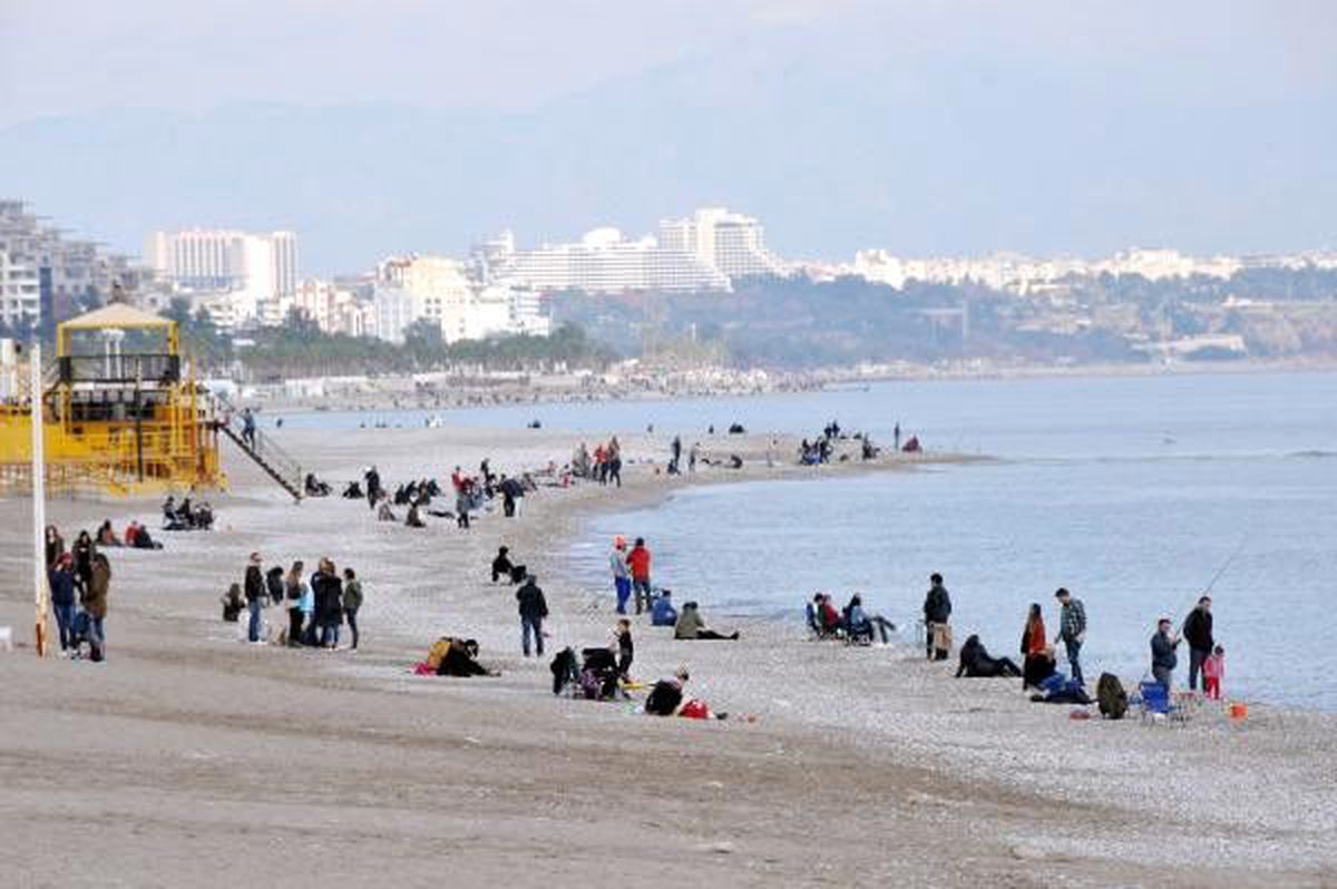 Antalya\'da sahiller doldu