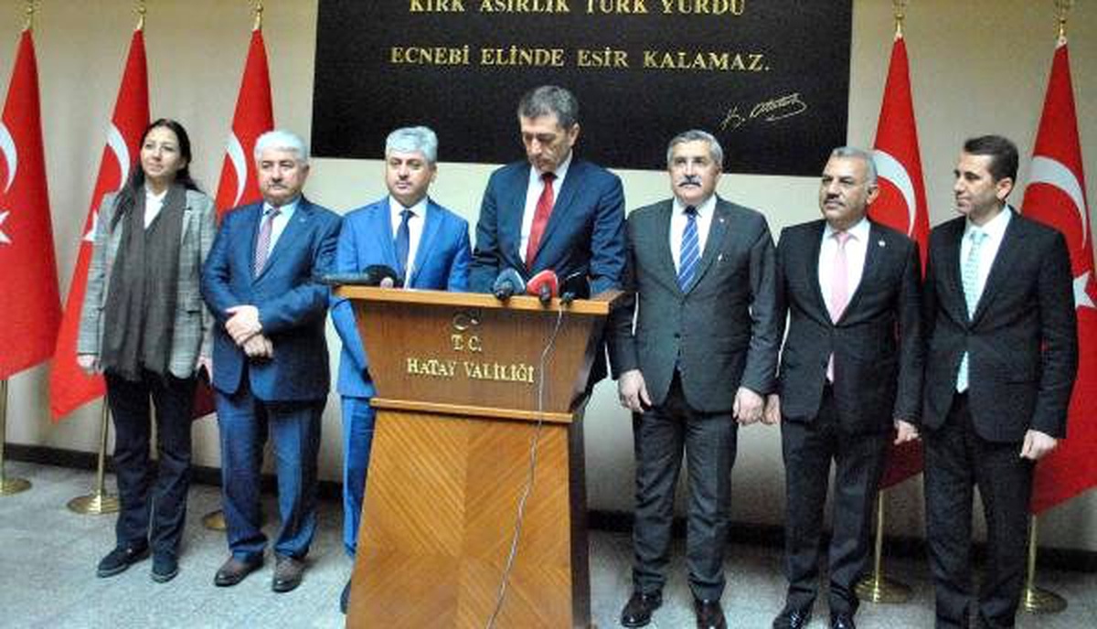 Bakan Selçuk, yıkılma tehlikesi altındaki tarihi İskenderun Lisesi\'ni inceledi (2)