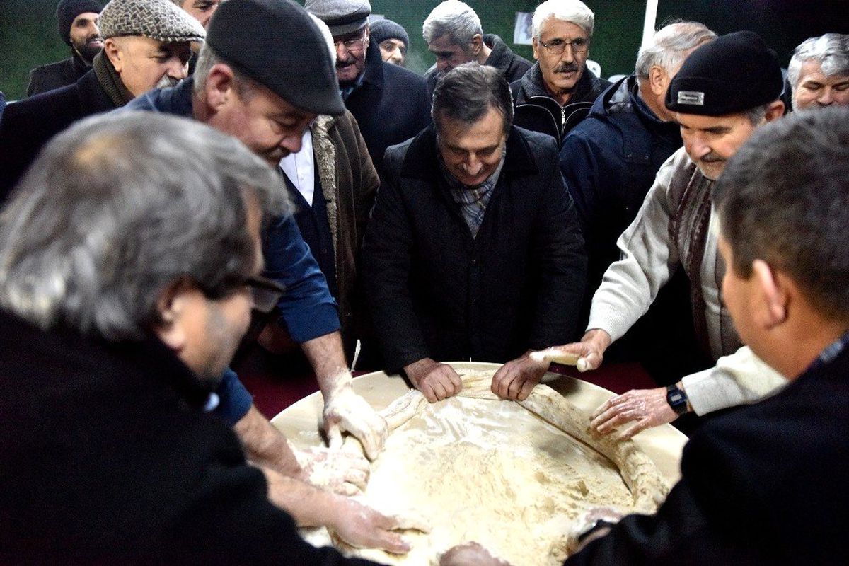 Başkan Ataç çekme helva yaptı