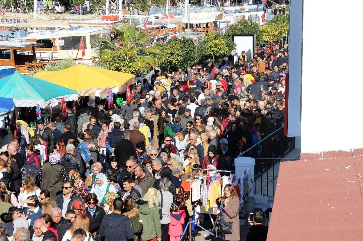 Bodrum\'da 1 kilometrelik hamsi kuyruğu