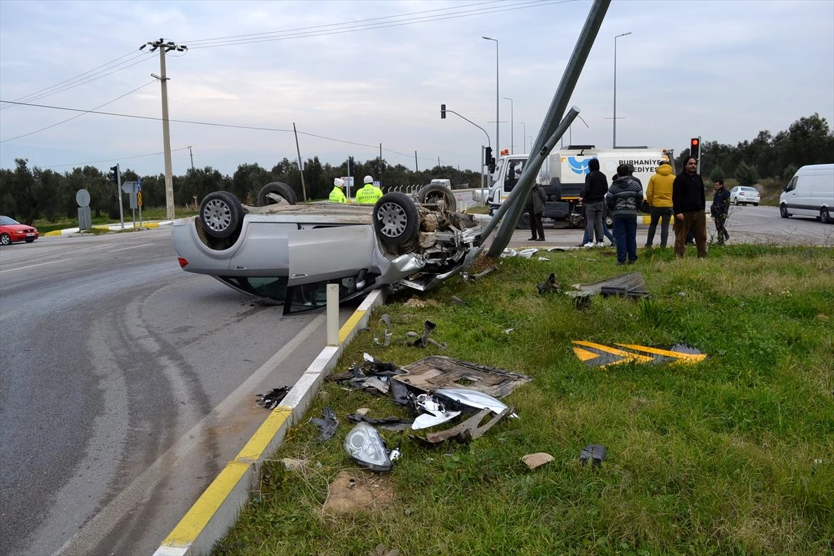 Burhaniye\'de çarpışan iki otomobilden biri ters döndü: 5 yaralı