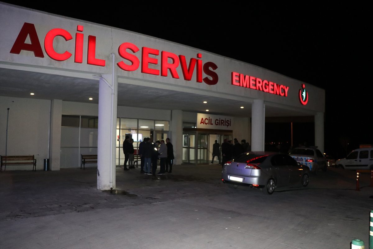 Çeşme\'de düzensiz göçmenleri taşıyan ve 8\'i çocuk 11 kişinin öldüğü tekne karaya çıkarıldı.