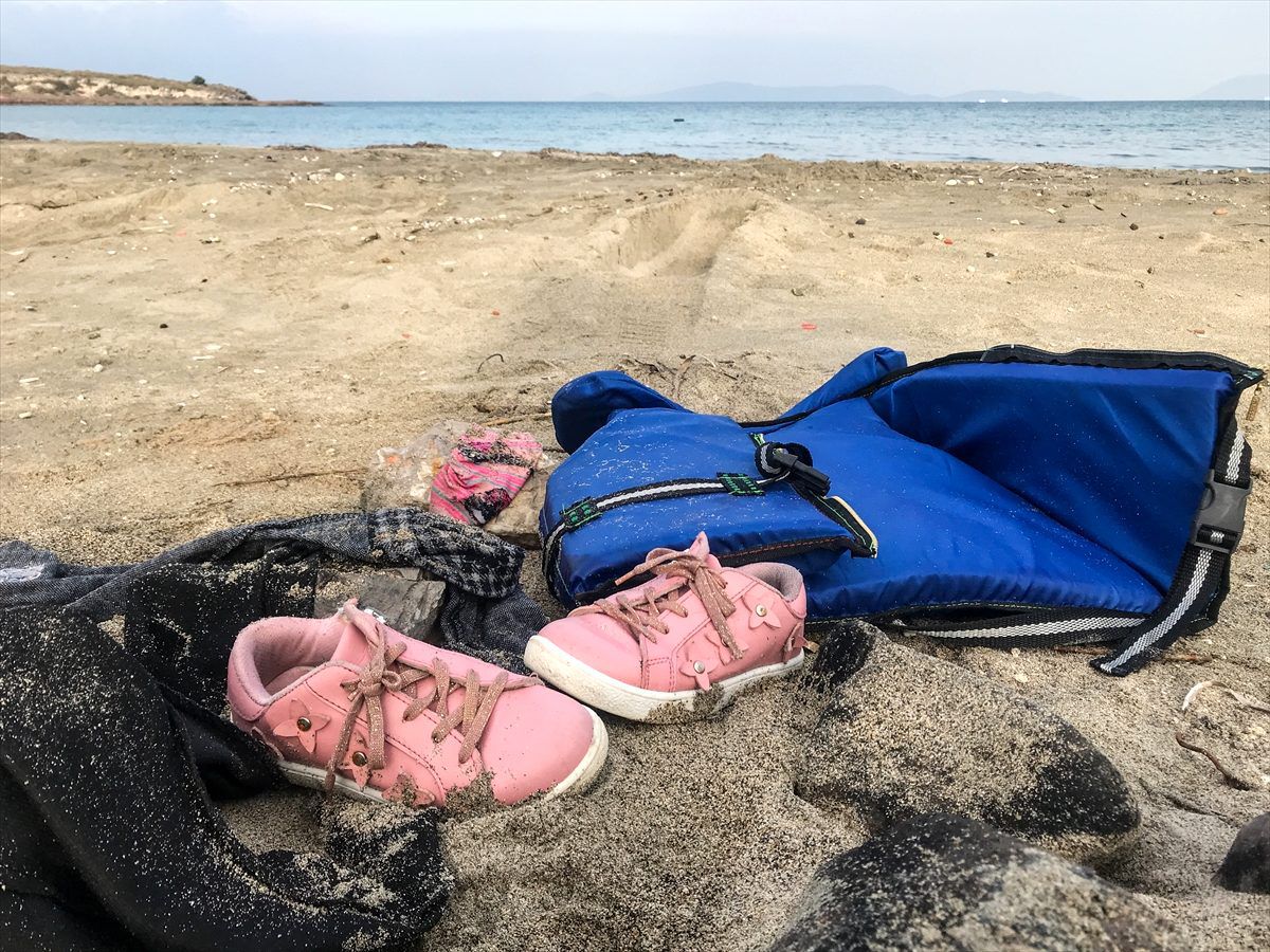 Çeşme\'de teknenin batması sonucu ölen çocuklardan geriye ayakkabıları kaldı