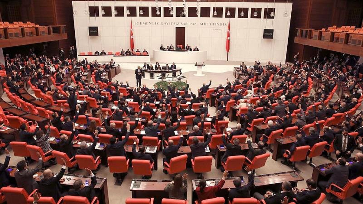 CHP\'den araştırma önergesi: \'FETÖ\'nün siyasi ayağı ortaya çıkarılsın\'