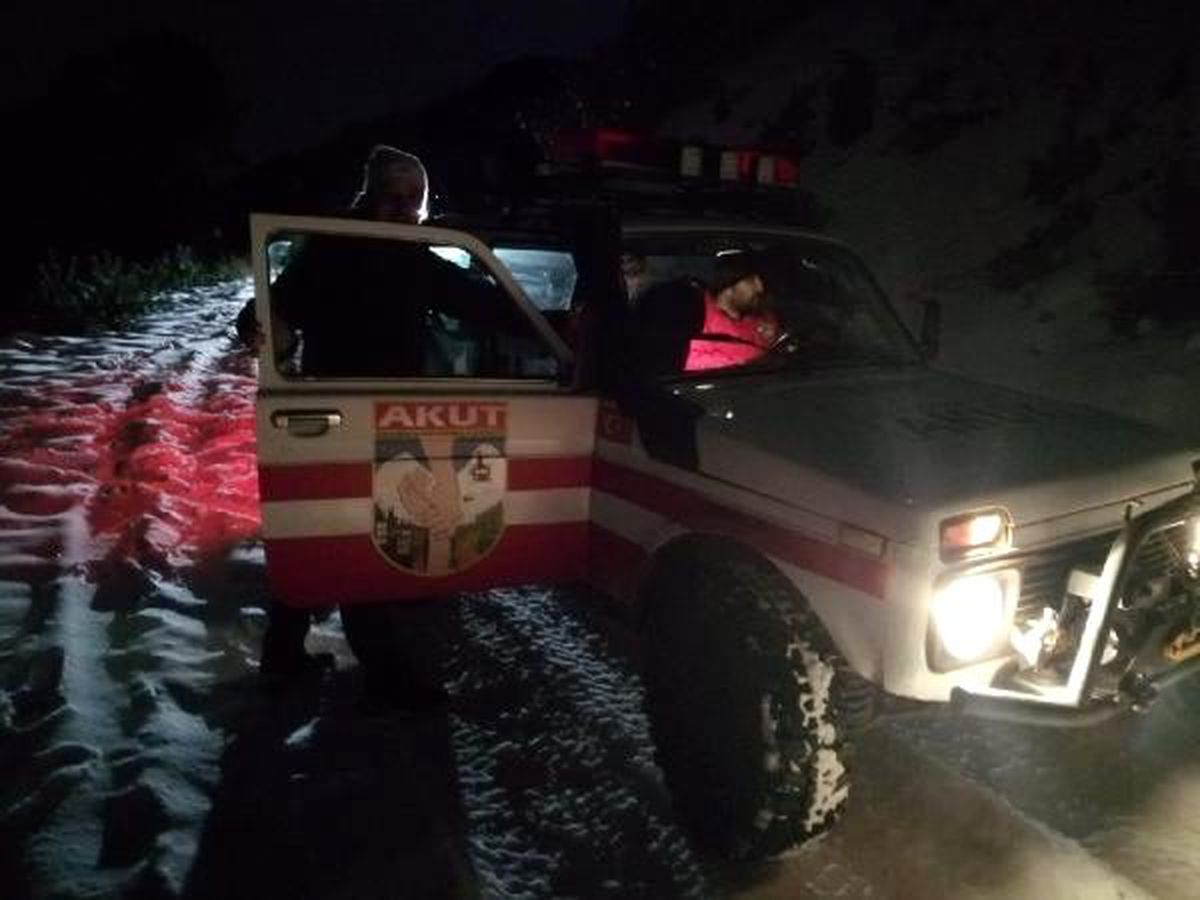 Cipleri kara saplanan off-road ekibini AKUT kurtardı