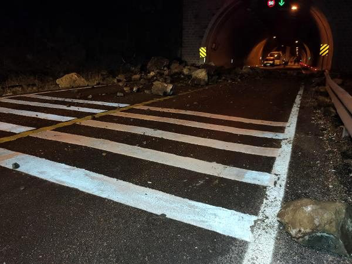 Dağdan kopan kayalar yolu kapattı, hasta ambulansta mahsur kaldı