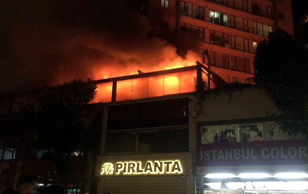 Esenyurt\'ta bir nargile kafenin çatısı alev alev yandı