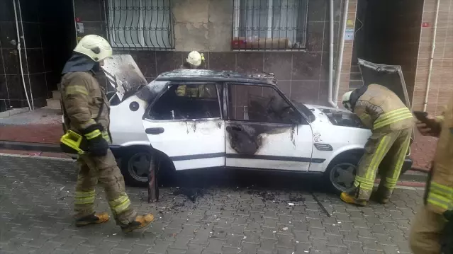 Esenyurt'ta otomobilde çıkan yangın söndürüldü - Son Dakika