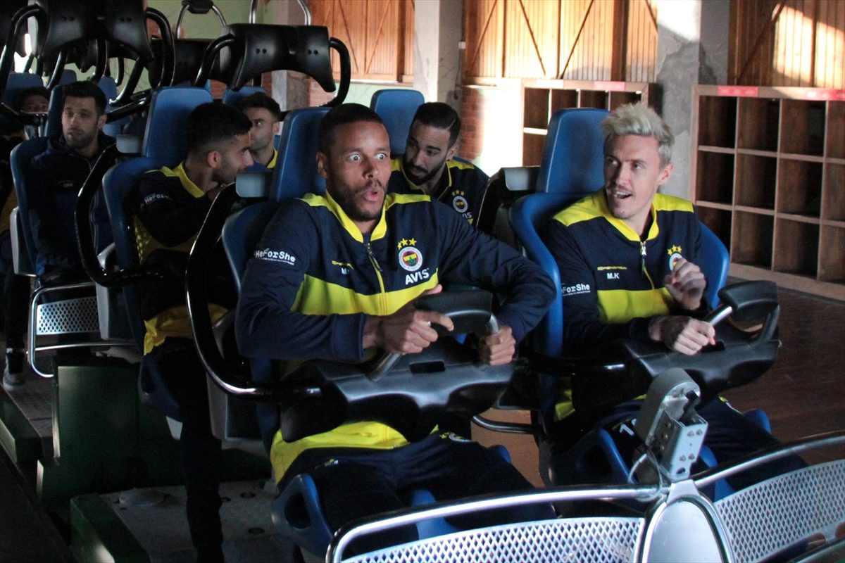 Fenerbahçeli futbolcular, eğlence merkezinde hızlı trene bindi