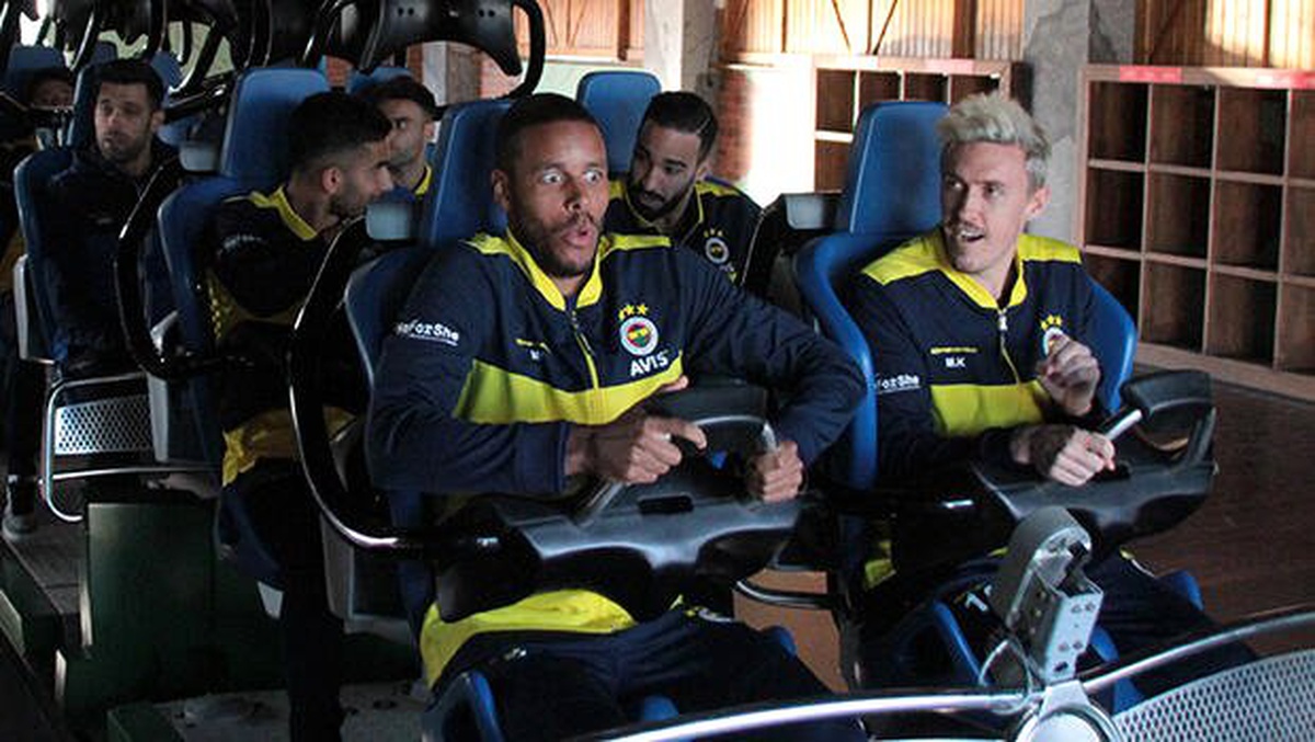 Fenerbahçeli futbolcular, eğlence merkezinde hızlı trene bindi