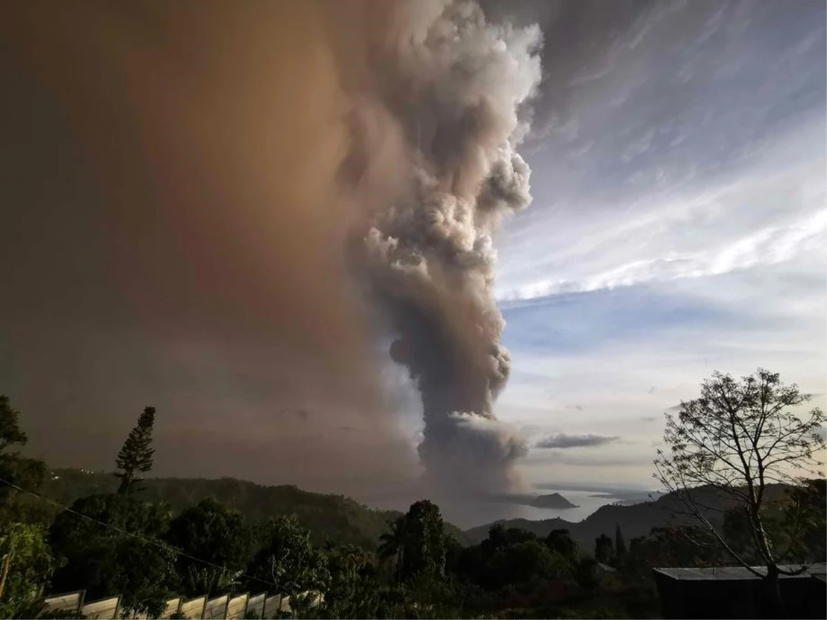 Filipinler\'de yanardağ faaliyete geçti, uçuşlar askıya alındı