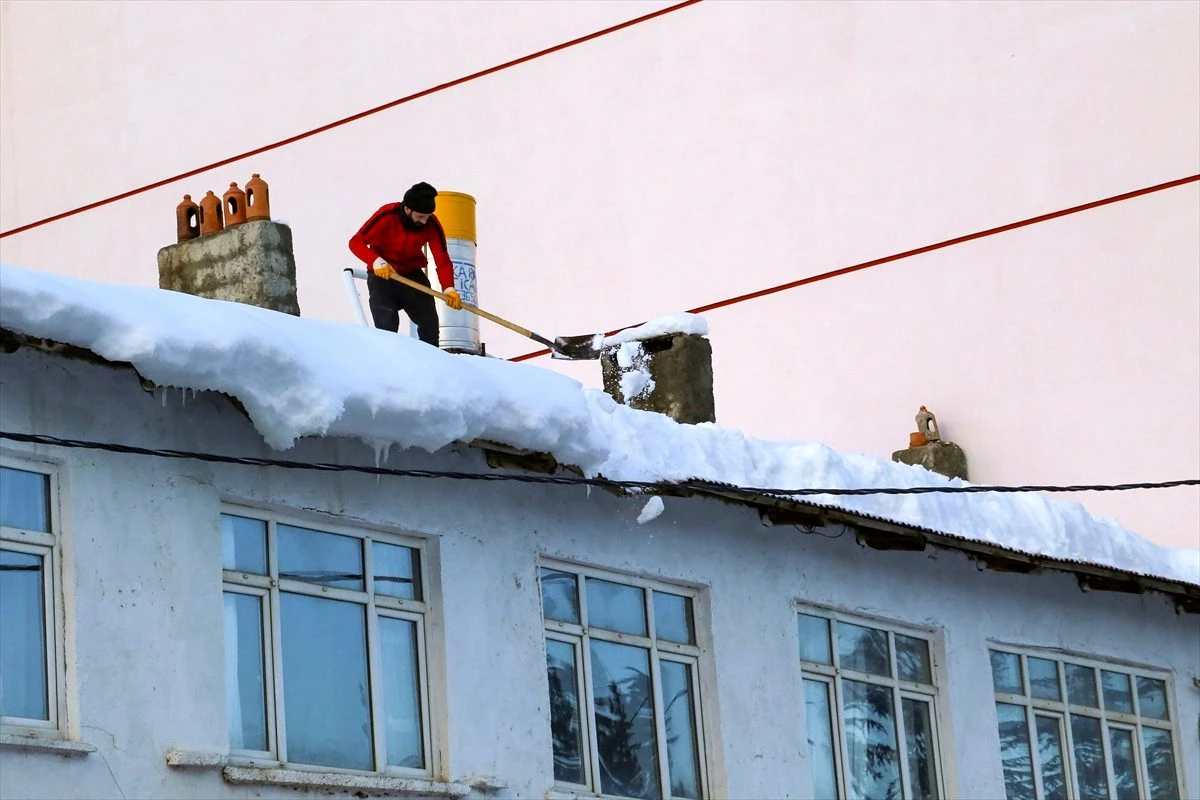 Hadim\'de çatılar kardan temizleniyor