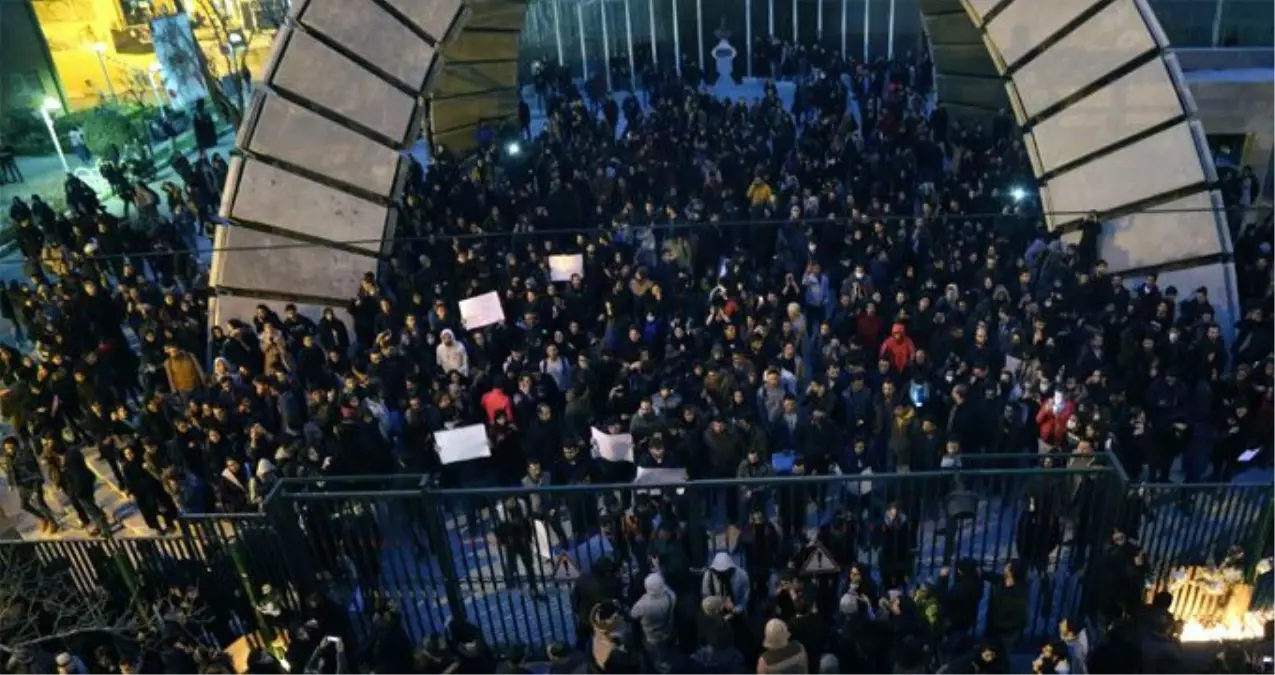 İran\'daki protestolarda eylemcilerin ABD ve İsrail bayraklarına basmaması dikkat çekti