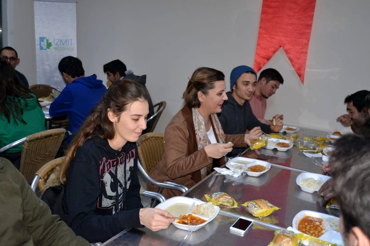 İzmit\'te öğrencilere ücretsiz yemek hizmeti başladı