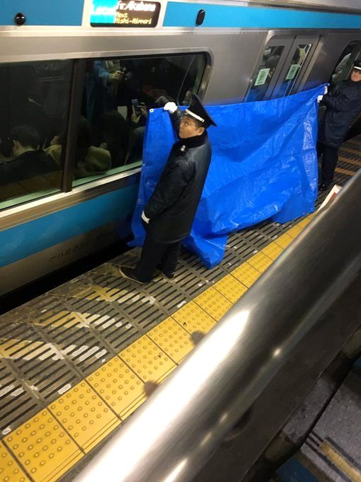 Japonya\'da görme engelli yolcu trenin altında kaldı