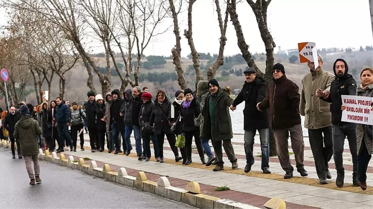 Kanal İstanbul projesine karşı çıkan yüzlerce kişi insan zinciri oluşturdu